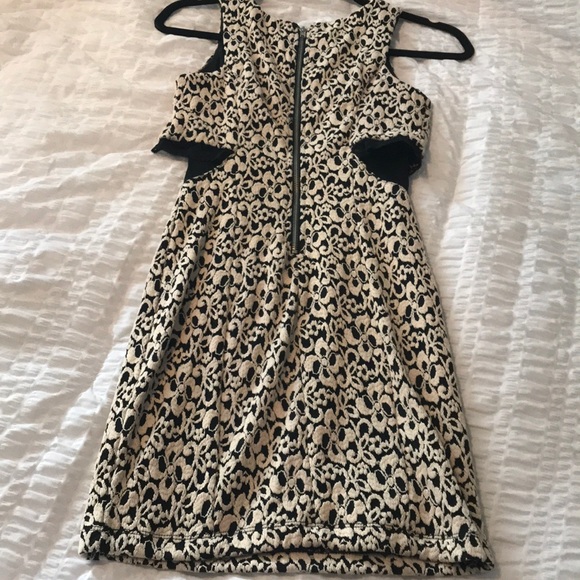 Chic black and white embroidered dress - Picture 4 of 4